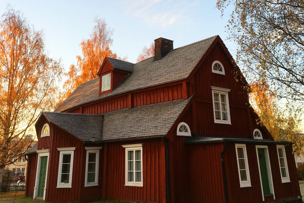 Enhance Your Home's Curb Appeal: Tips for Choosing the Perfect Roof Shingles